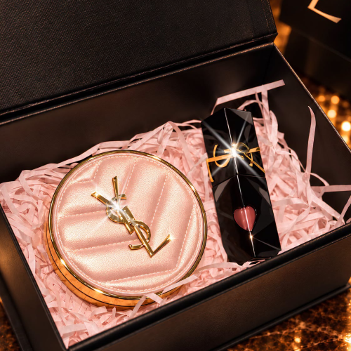 Set Quà YSL Cushion Hồng & Son Vinyl – Nhỏ Gọn, Sang Xịn, Đầy Tinh Tế